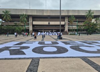 Se manifiestan en Palacio de Gobierno de Sinaloa contra Rocha Moya