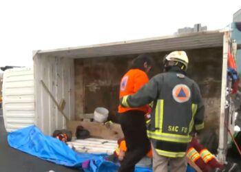 Vuelca camión en el Segundo Piso del Periférico; trabajadores de limpia resultan heridos