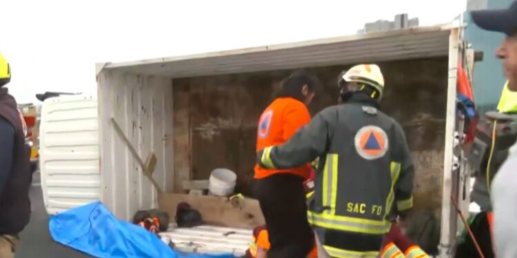 Vuelca camión en el Segundo Piso del Periférico; trabajadores de limpia resultan heridos