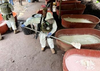 Inhabilitan narcolaboratorio con toneladas de metanfetamina en Michoacán