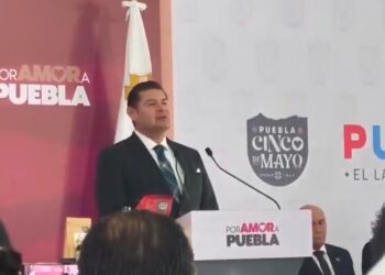 Alejandro Armenta desea éxito a estudiantes en el regreso a clases