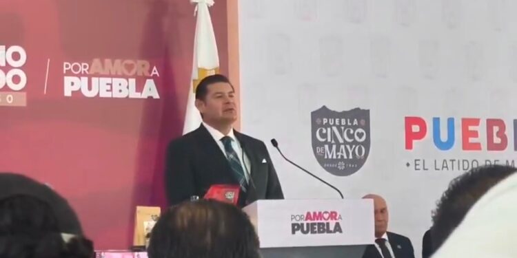 Alejandro Armenta desea éxito a estudiantes en el regreso a clases