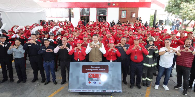 Con vivienda y equipamiento, Gobierno Estatal reconoce entrega heroica de bomberos