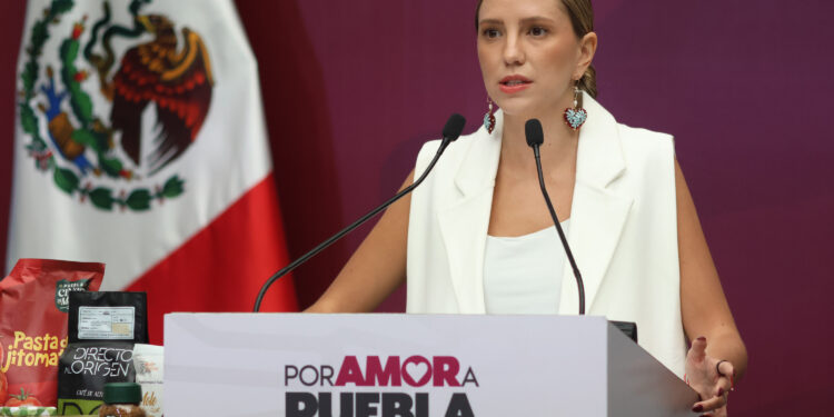 Secretaria de Turismo de Puebla aparece en evento privado en España