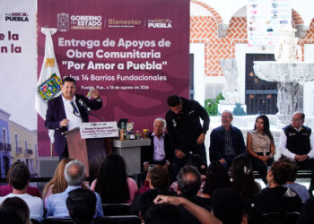 Armenta entrega apoyos para mejorar imagen urbana de la calle 6 Norte