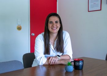 Uso de celulares en escuelas debe regularse sin dejar de lado la formación digital: especialista