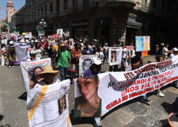 Con fotografías y consignas, familias marchan en Puebla por sus desaparecidos