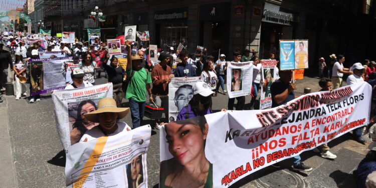 Con fotografías y consignas, familias marchan en Puebla por sus desaparecidos