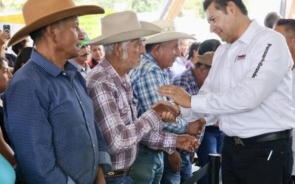 El Gobierno Estatal acerca obra comunitaria y apoyos al campo para transformar comunidades poblanas.