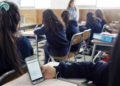 Restringirán uso de celulares durante la jornada escolar en Puebla