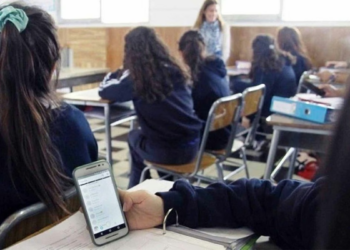 Restringirán uso de celulares durante la jornada escolar en Puebla