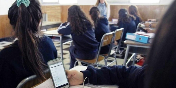Restringirán uso de celulares durante la jornada escolar en Puebla