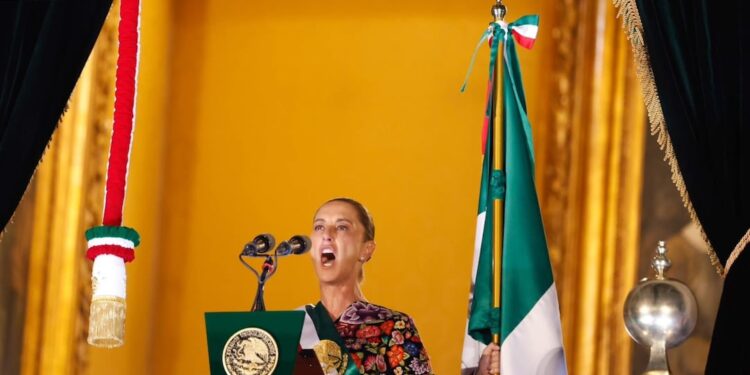 ¡“Viva México libre, independiente y soberano”! Sheinbaum lanza mensaje durante el Grito