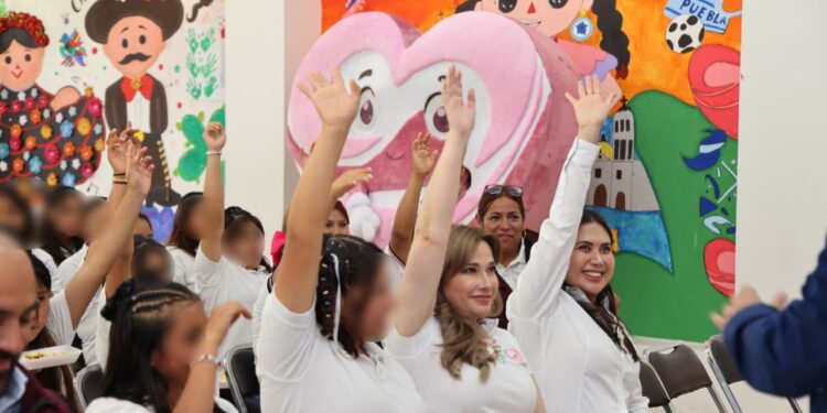 Festeja Ceci Arellano fiestas patrias en casas de asistencia del SEDIF