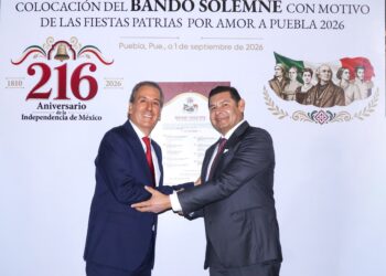 Colocan Alejandro Armenta y Pepe Chedraui Bando Solemne de las Fiestas Patrias 2026 en el Palacio Municipal