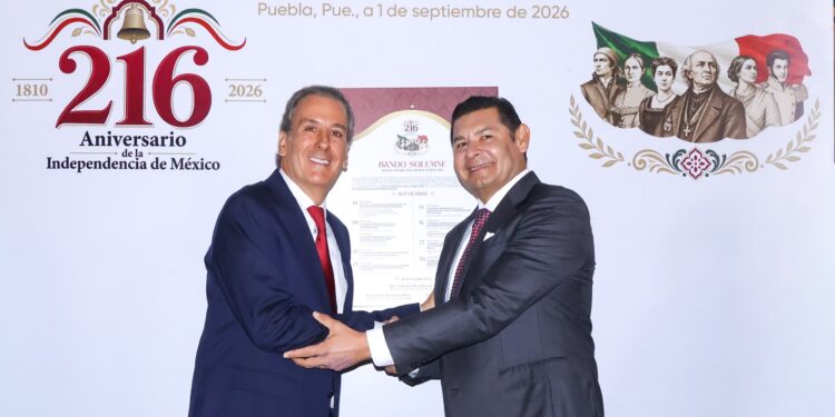 Colocan Alejandro Armenta y Pepe Chedraui Bando Solemne de las Fiestas Patrias 2026 en el Palacio Municipal