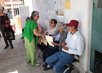 Benefician a más de 50 personas adultas mayores con jornada de salud auditiva en Casa del Abue