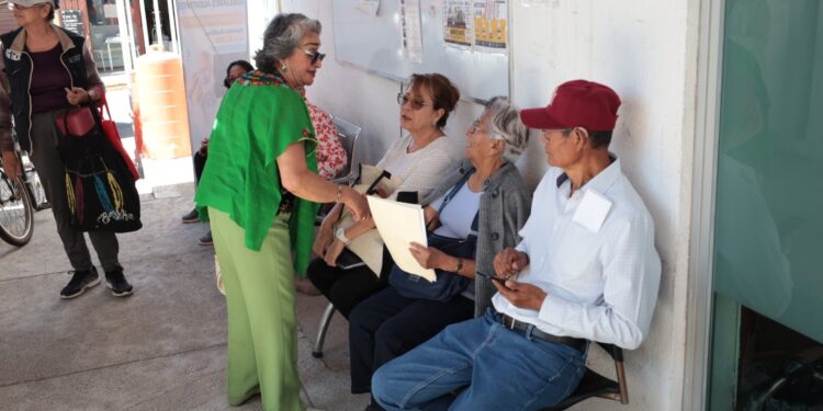Benefician a más de 50 personas adultas mayores con jornada de salud auditiva en Casa del Abue