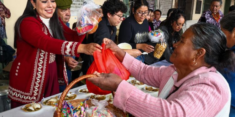 Reciben con pan, café y chilaquiles a más de 3 mil asistentes al Trueque Milenario