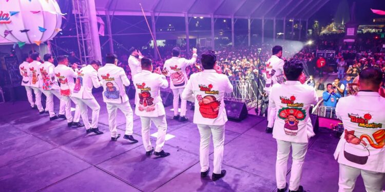 Banda Tierra Mojada pone ritmo carnavalero a la Gran Feria de Cholula