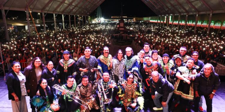 Con Tonantzin Fernández, Los Askis hacen vibrar la Gran Feria de Cholula