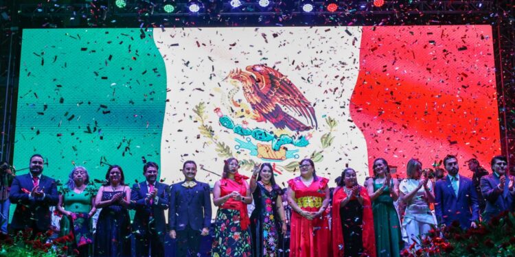 Ante una Plaza de la Concordia abarrotada, Tonantzin Fernández da el Grito de Independencia