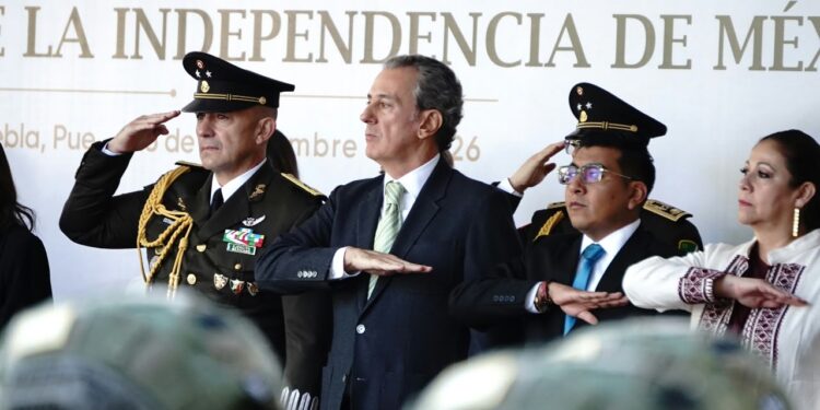 Asiste Pepe Chedraui al desfile cívico-militar por el 216 aniversario de la Independencia