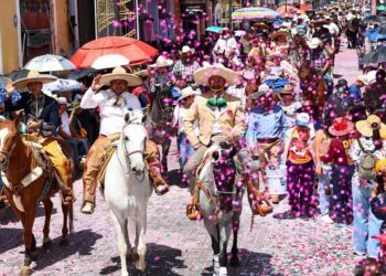 Encabeza Tonantzin Fernández el desfile del 16 de septiembre con más de 6 mil participantes