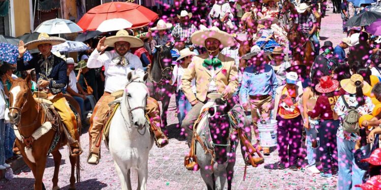 Encabeza Tonantzin Fernández el desfile del 16 de septiembre con más de 6 mil participantes