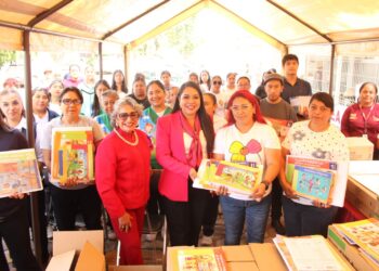 Impulsa Tonantzin Fernández educación de la niñez cholulteca con entrega de libros de texto
