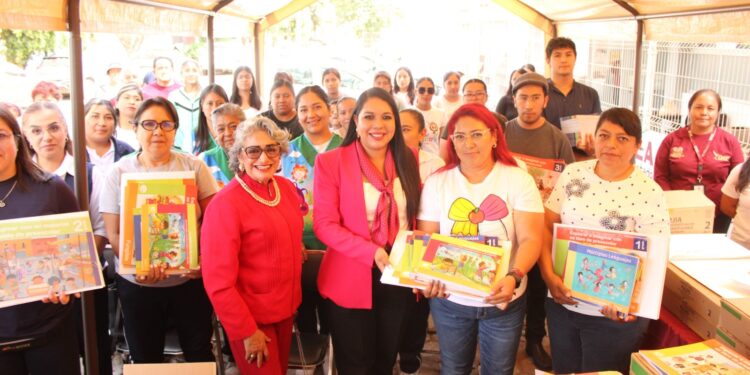 Impulsa Tonantzin Fernández educación de la niñez cholulteca con entrega de libros de texto