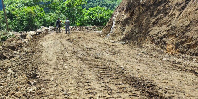 Oportuna atención del Gobierno Estatal en deslaves con Módulos de Maquinaria
