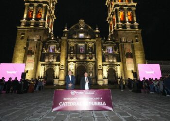 Inauguran Pepe Chedraui y Arquidiócesis de Puebla nueva iluminación de la Catedral