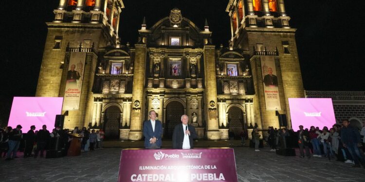 Inauguran Pepe Chedraui y Arquidiócesis de Puebla nueva iluminación de la Catedral
