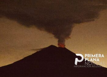 Popocatépetl sorprende con incandescencia durante la madrugada
