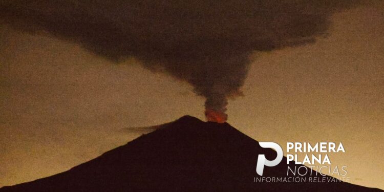 Popocatépetl sorprende con incandescencia durante la madrugada