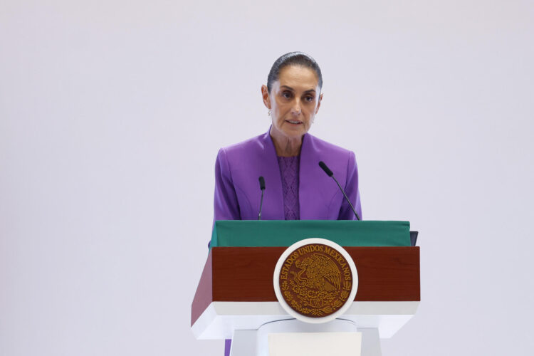 MEX1785. CIUDAD DE MÉXICO (MÉXICO), 01/09/2026.- La presidenta de México, Claudia Sheinbaum, habla durante su segundo informe de gobierno este martes en Palacio Nacional, en la Ciudad de México (México). Sheinbaum adelantó que el paquete económico para 2027 contemplará una paulatina consolidación fiscal sin sacrificar la inversión pública ni el gasto en bienestar, salud y educación, al defender la estabilidad de la economía pese a las tensiones comerciales con EEUU y el complejo escenario internacional. EFE/Sáshenka Gutiérrez