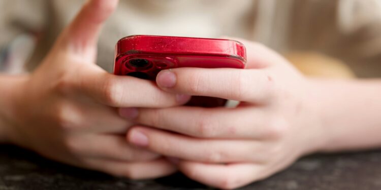 SEP alista restricción de celulares en primarias y secundarias del país