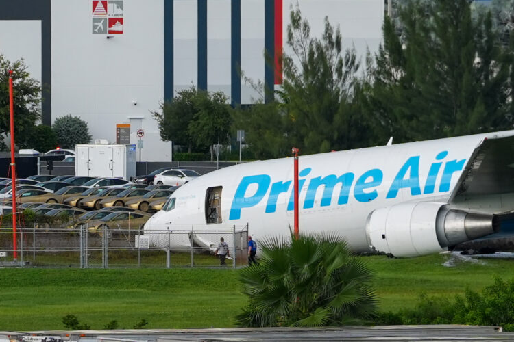 Fotografía que muestra un avión de carga de Amazon este domingo, en el Aeropuerto Internacional de Miami (EE.UU.). EFE/ Alberto Boal