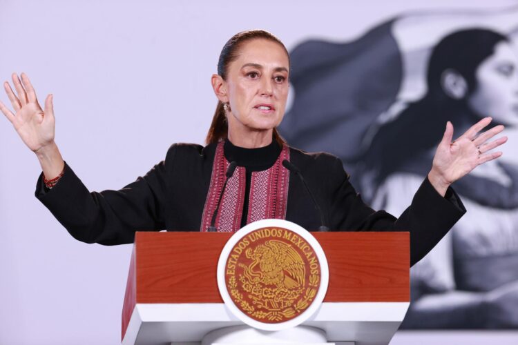 MEX2986. CIUDAD DE MÉXICO (MÉXICO), 17/09/2026.- La presidenta de México, Claudia Sheinbaum, habla durante una rueda de prensa este jueves en Palacio Nacional de la Ciudad de México (México). Sheinbaum pidió al Gobierno de Estados Unidos rendir cuentas y presentar un informe sobre su propia lucha antidrogas, en respuesta a las recientes exigencias planteadas por Washington al país latinoamericano en materia de seguridad. EFE/Mario Guzmán