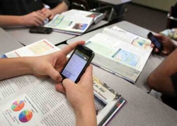 Adiós al celular en escuelas: Sheinbaum anuncia prohibición a partir del 3 de noviembre