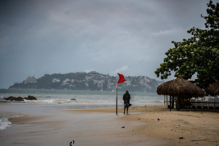 MEX3498. ACAPULCO (MÉXICO), 23/06/2025.- Una persona observa el oleaje provocado por el paso del huracán 'Polo' este miércoles, en el balneario de Acapulco en Guerrero (México). EFE/David Guzmán