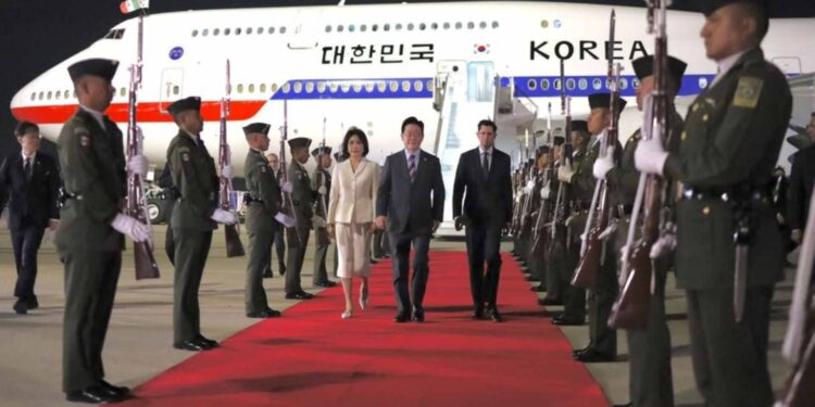 El presidente surcoreano, Lee Jae-Myung, llega a México para reunirse mañana con Sheinbaum