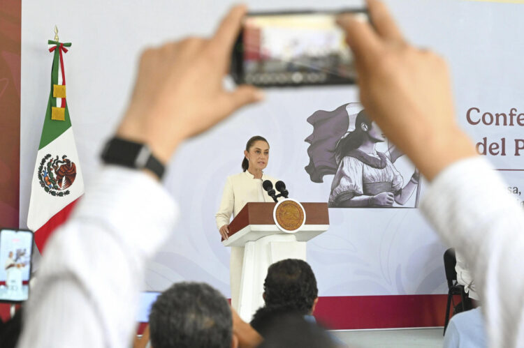 MEX3608. VILLAHERMOSA (MÉXICO), 25/09/2026.- Fotografía cedida por la Presidencia de México de la mandataria mexicana, Claudia Sheinbaum, hablando durante una rueda de prensa este viernes, en el estado de Tabasco (México). Sheinbaum expresó su "interés" en reunirse con su homólogo chino, Xi Jinping, durante el viaje que realizará a China para participar en noviembre la cumbre del Foro de Cooperación Económica Asia-Pacífico (APEC), aunque aclaró que la agenda de encuentros bilaterales todavía no está definida. EFE/ Presidencia de México /SOLO USO EDITORIAL/NO VENTAS/SOLO DISPONIBLE PARA ILUSTRAR LA NOTICIA QUE ACOMPAÑA (CRÉDITO OBLIGATORIO)