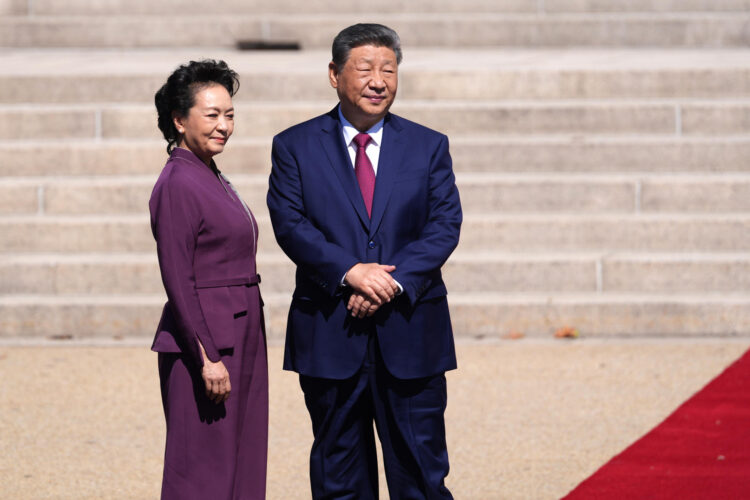 AME456. WASHINGTON (ESTADOS UNIDOS), 25/09/2026.- El presidente de China, Xi Jinping (d), acompañado de la primera dama de China, Peng Liyuan, visitan los Archivos Nacionales de Estados Unidos este viernes, en Washington (Estados Unidos). EFE/ Octavio Guzmán