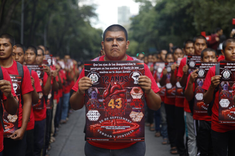 MEX3832. CIUDAD DE MÉXICO (MÉXICO), 26/09/2026.- Personas participan en una marcha en el aniversario 12 de la desaparición de 43 estudiantes de Ayotzinapa, este sábado en Ciudad de México (México). Padres y madres de los 43 estudiantes de Ayotzinapa encabezaron una nueva marcha desde el monumento del Ángel de la Independencia, en Ciudad de México, al cumplirse 12 años de la desaparición de los jóvenes y sin que hasta ahora se haya esclarecido por completo su caso. EFE/Sáshenka Gutiérrez