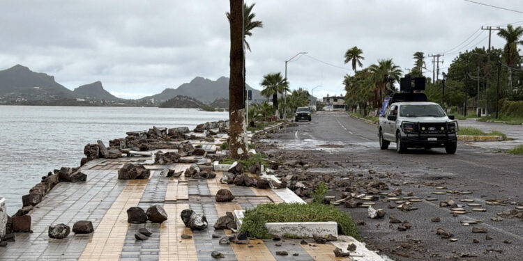 Huracán Rachel se aleja, pero las lluvias persistirán tres días