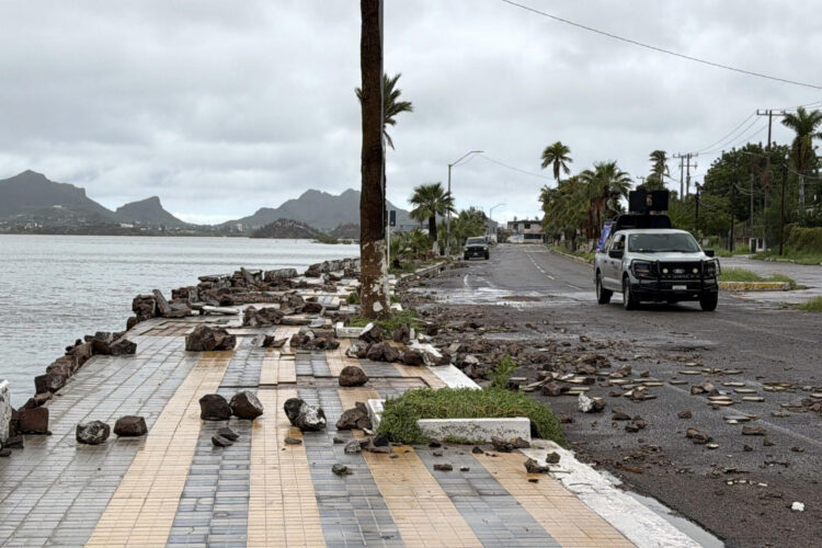 Fotografía que muestra daños en la costa causados por el paso de la tormenta tropical Polo este martes, en Guaymas al sur de Sonora (México). Polo se debilitó a tormenta tropical en su paso por el estado de Sonora (noroeste de México), donde recién tocó tierra por segunda vez y se espera que siga perdiendo intensidad para disiparse el miércoles. EFE/ Daniel Sánchez