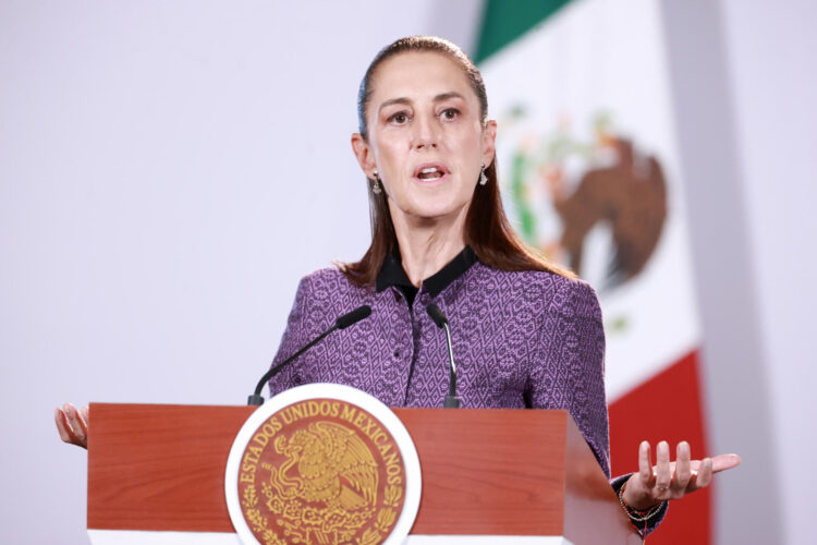 MEX4159. CIUDAD DE MÉXICO (MÉXICO), 30/09/2026.- La presidenta de México, Claudia Sheinbaum, informó que Interpol retiró las fichas rojas contra la expresentadora de televisión mexicana Inés Gómez Mont y su esposo, el empresario Víctor Manuel Álvarez Puga, buscados por la Justicia mexicana, y anunció que su Gobierno solicitará que sean restablecidas, este miércoles durante una rueda de prensa en el Palacio Nacional, en Ciudad de México (México). EFE/ Mario Guzmán