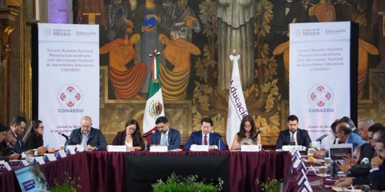 Restringirán uso de celulares en escuelas a partir de octubre de 2026